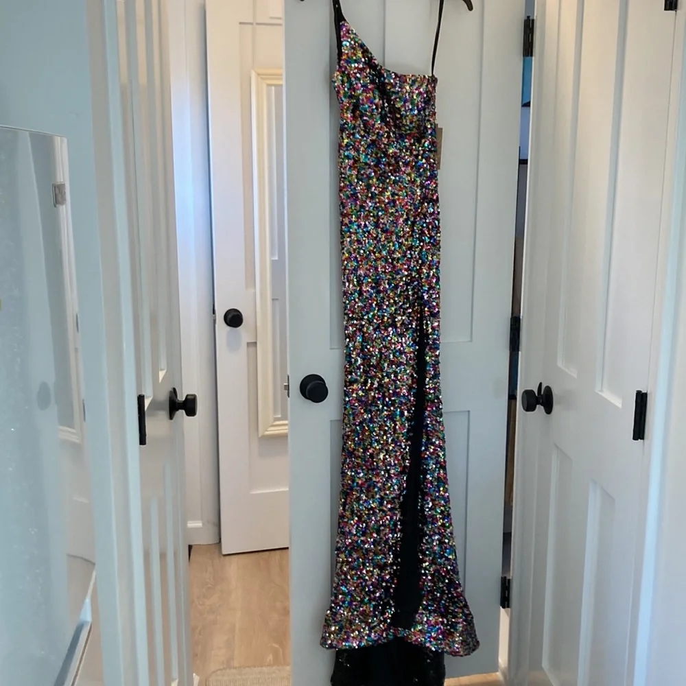 Black/multi color sequinned Prom gown. Amelia Couture. Size 6 - Picture 2 of 7
